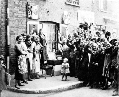 Jubileumdecoratie in de East End, 12 mei 1935 door English Photographer